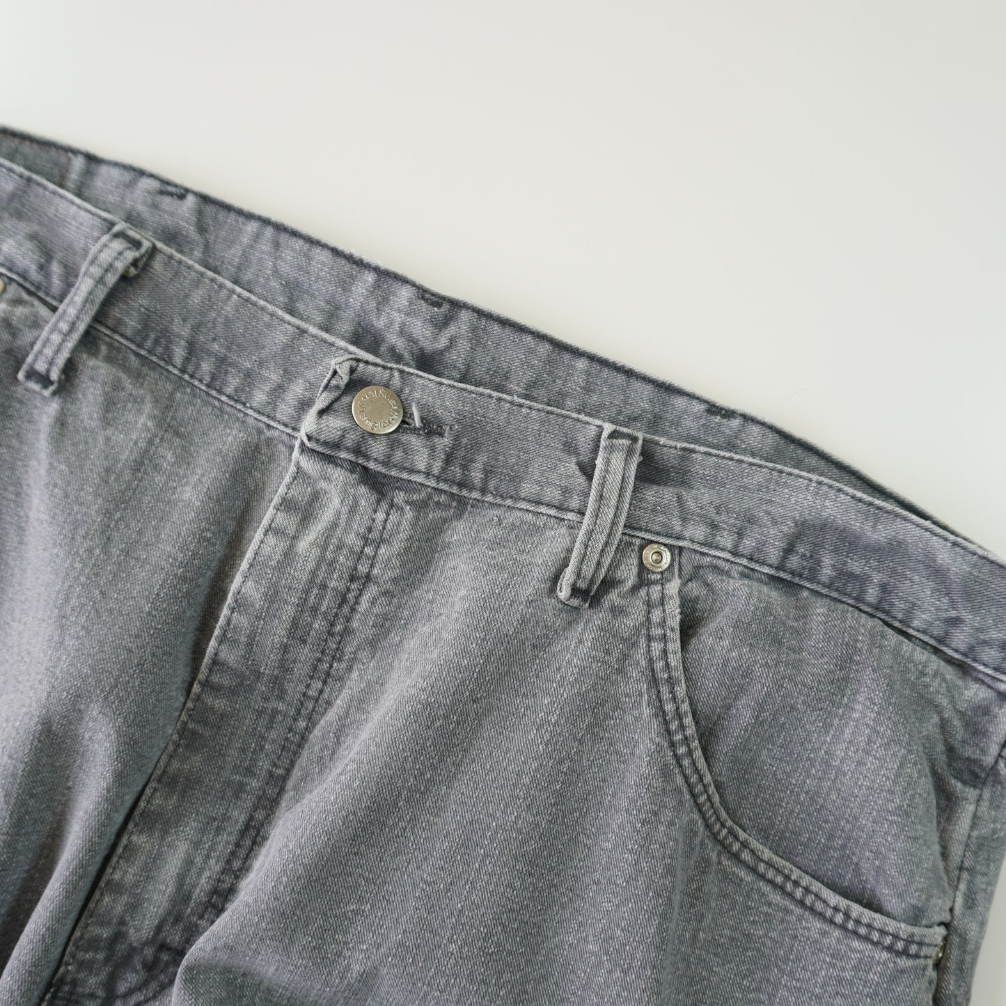 Thrifted – Jean Wrangler Gris Talla 40x30 (CL 50) | Cintura 108 cm | Largo 52 cm | Talón 23 cm