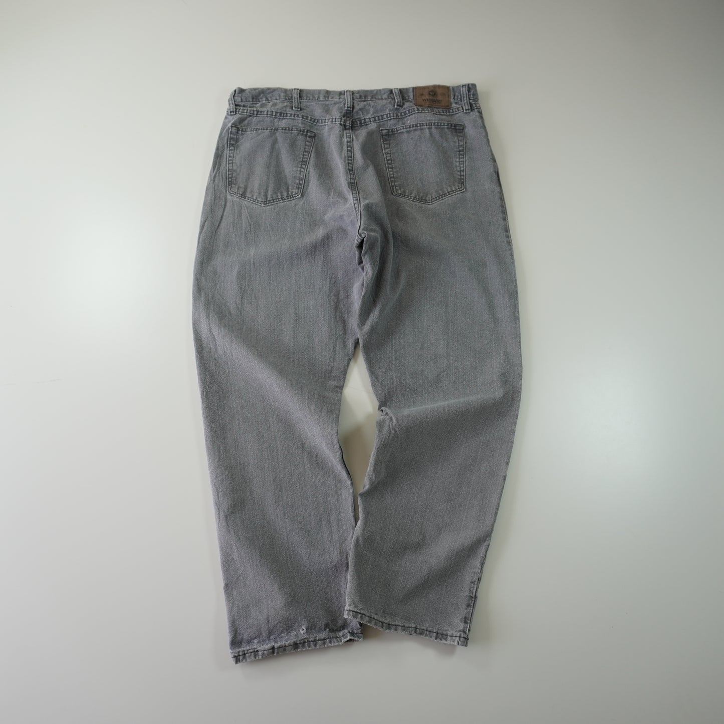 Thrifted – Jean Wrangler Gris Talla 40x30 (CL 50) | Cintura 108 cm | Largo 52 cm | Talón 23 cm