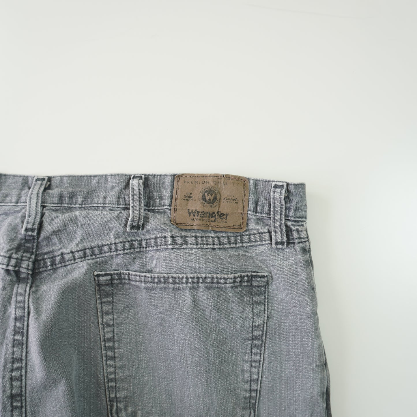 Thrifted – Jean Wrangler Gris Talla 40x30 (CL 50) | Cintura 108 cm | Largo 52 cm | Talón 23 cm