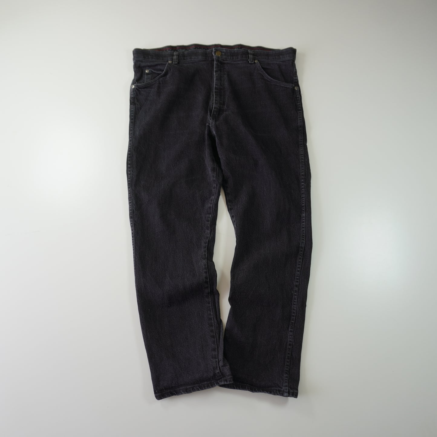 Thrifted – Jean Wrangler Negro Talla 42x29 (CL 54/56) | Cintura 107 cm | Largo 56 cm | Talón 21 cm