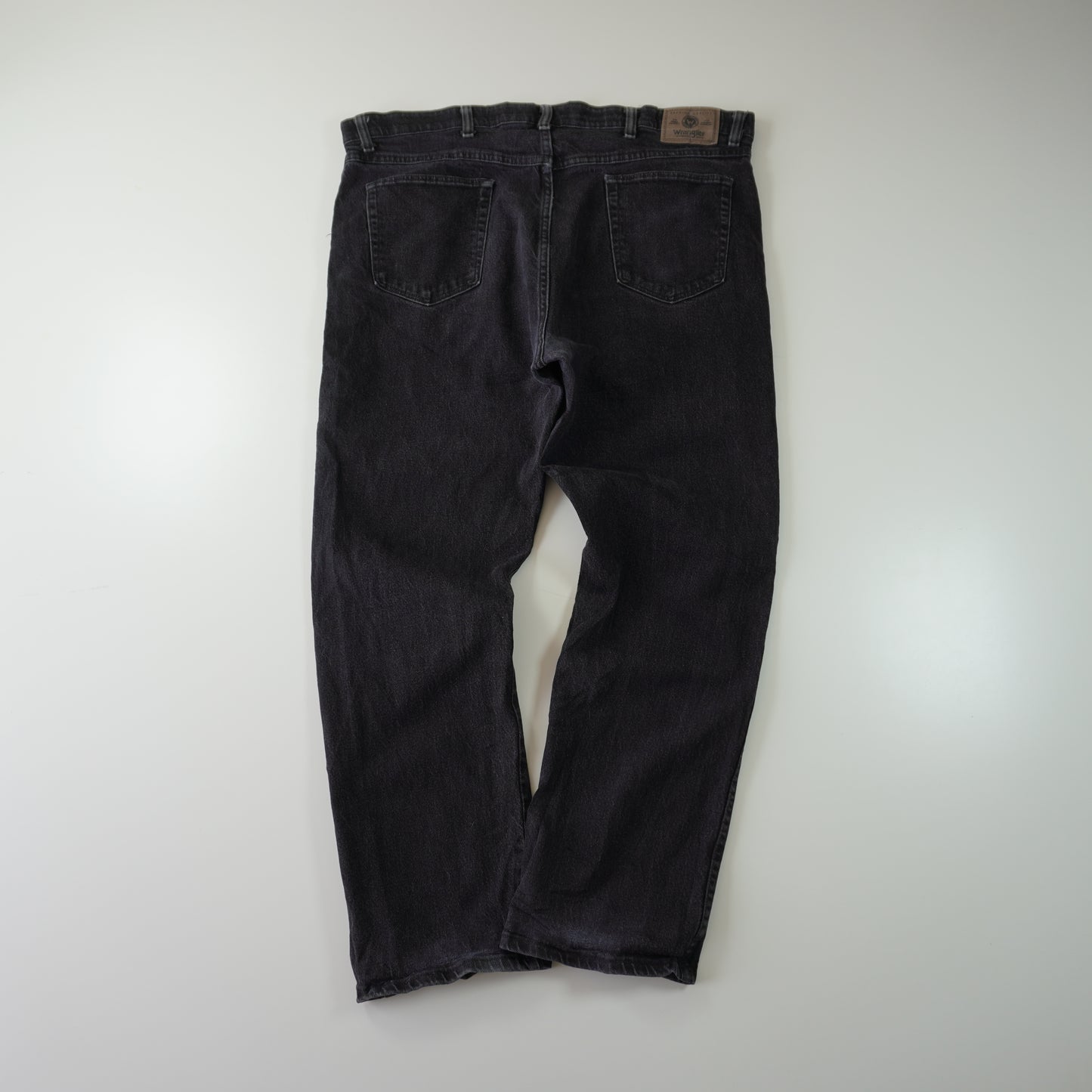 Thrifted – Jean Wrangler Negro Talla 42x29 (CL 54/56) | Cintura 107 cm | Largo 56 cm | Talón 21 cm