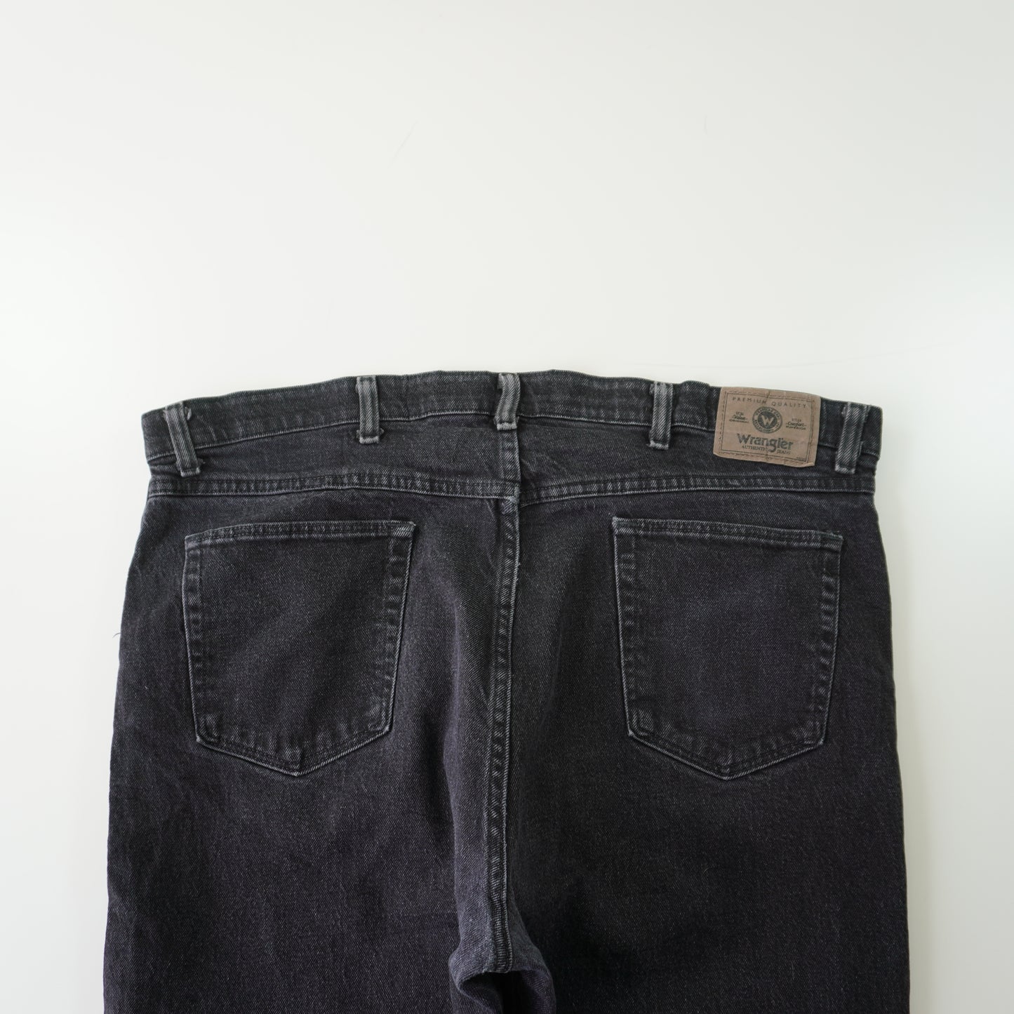 Thrifted – Jean Wrangler Negro Talla 42x29 (CL 54/56) | Cintura 107 cm | Largo 56 cm | Talón 21 cm