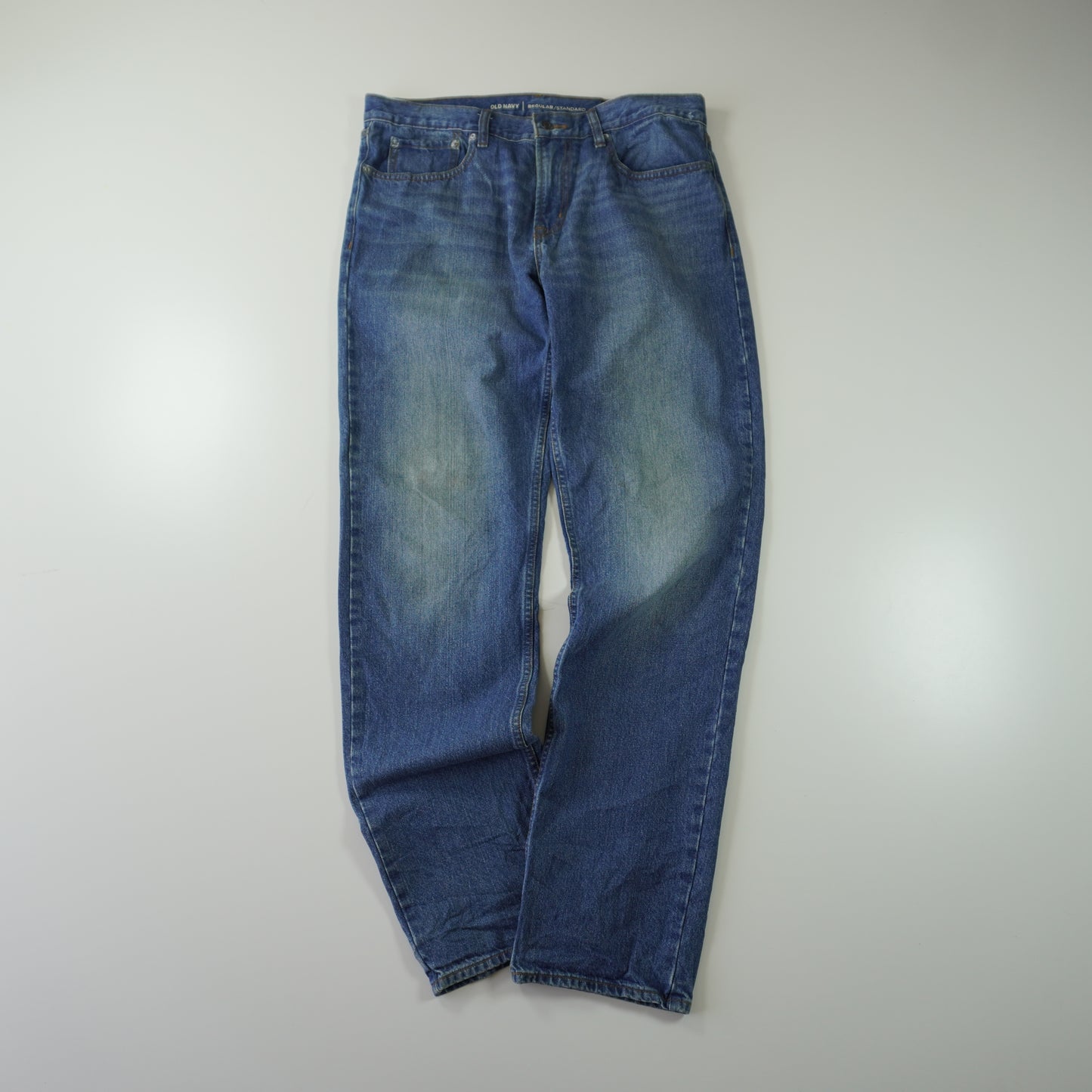 Thrifted – Jean Old Navy Regular Standard Azul Talla 34x— (CL 46 aprox) | Cintura 47 cm | Largo 104 cm | Talón 20 cm