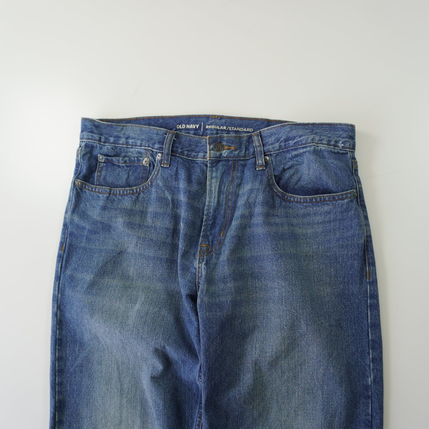 Thrifted – Jean Old Navy Regular Standard Azul Talla 34x— (CL 46 aprox) | Cintura 47 cm | Largo 104 cm | Talón 20 cm