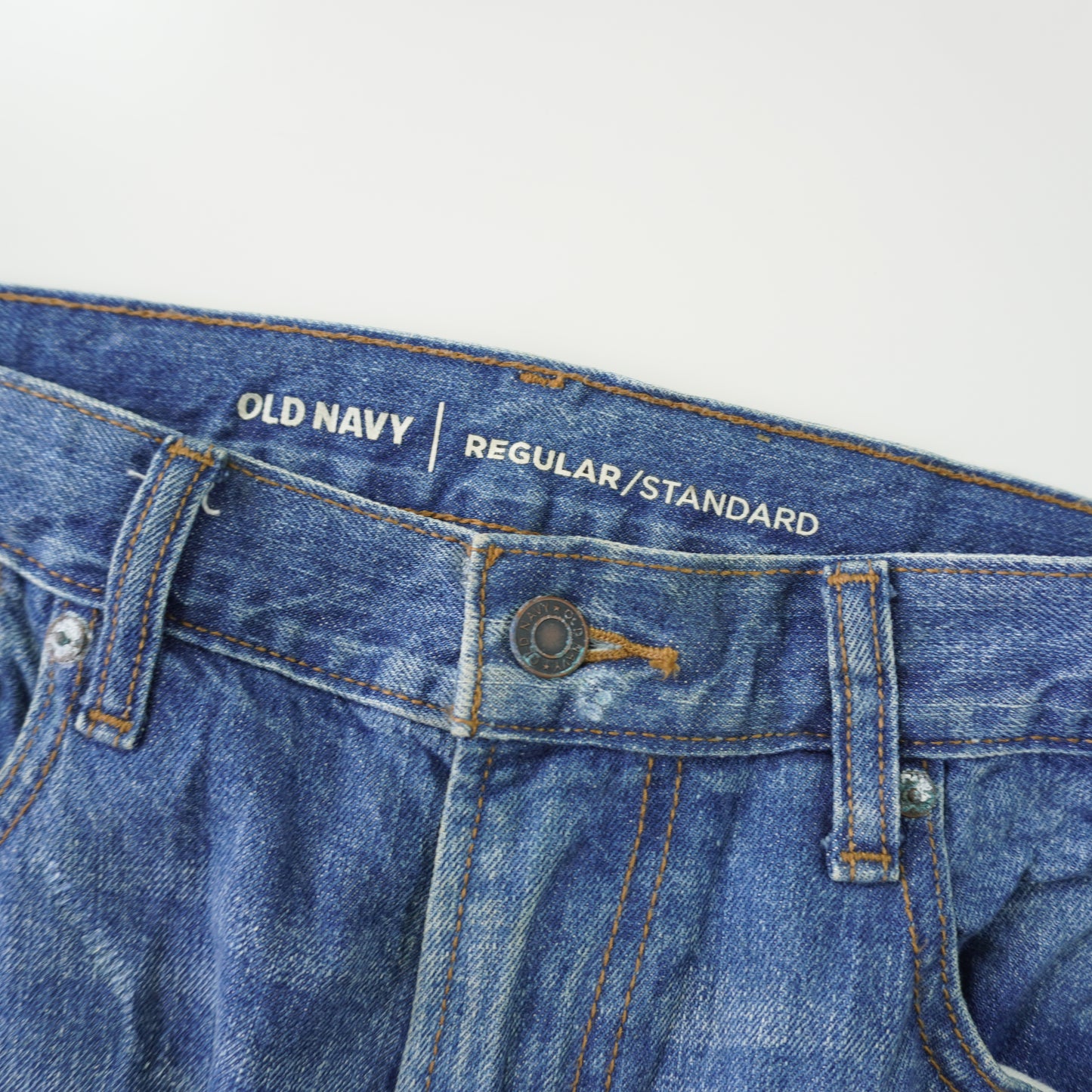 Thrifted – Jean Old Navy Regular Standard Azul Talla 34x— (CL 46 aprox) | Cintura 47 cm | Largo 104 cm | Talón 20 cm