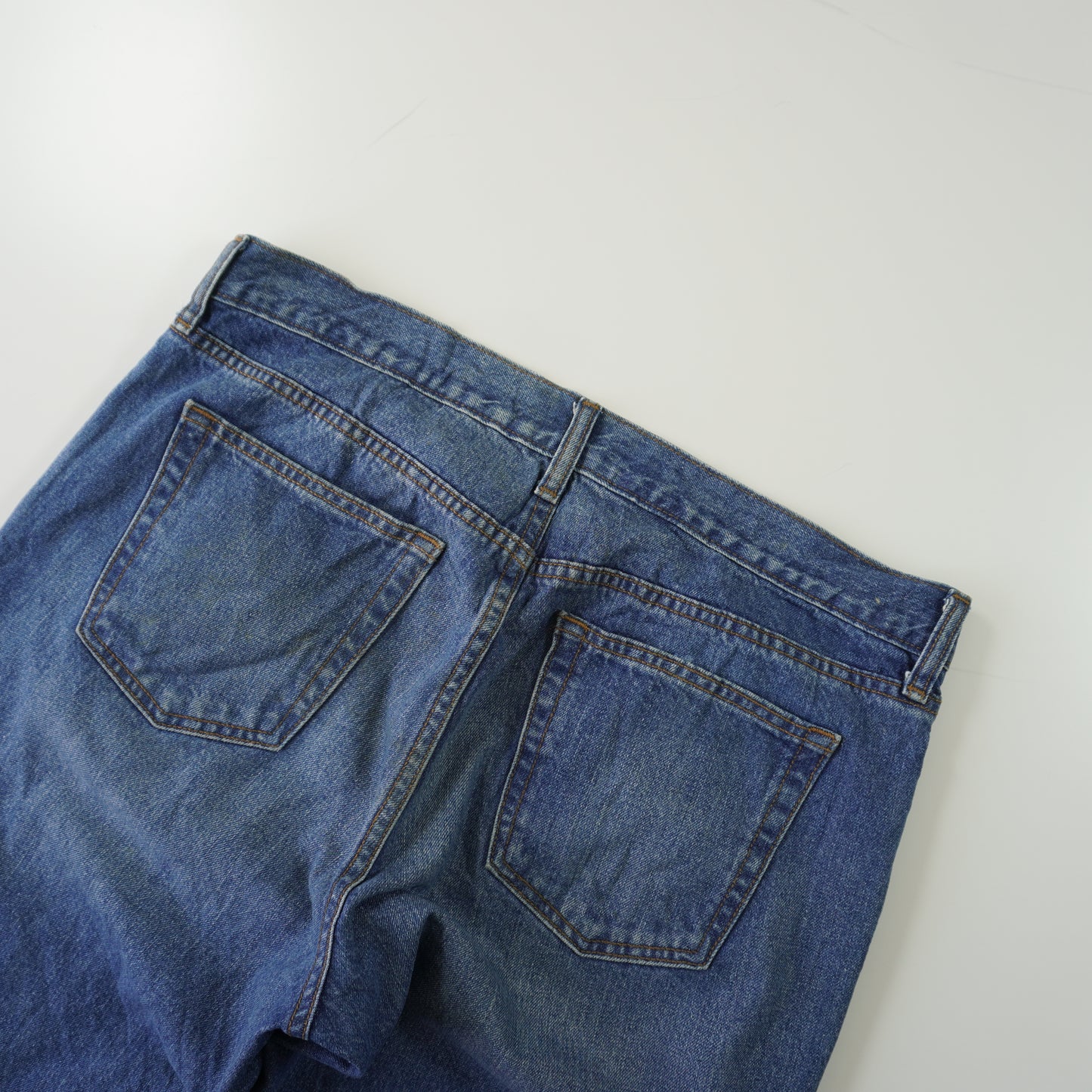 Thrifted – Jean Old Navy Regular Standard Azul Talla 34x— (CL 46 aprox) | Cintura 47 cm | Largo 104 cm | Talón 20 cm