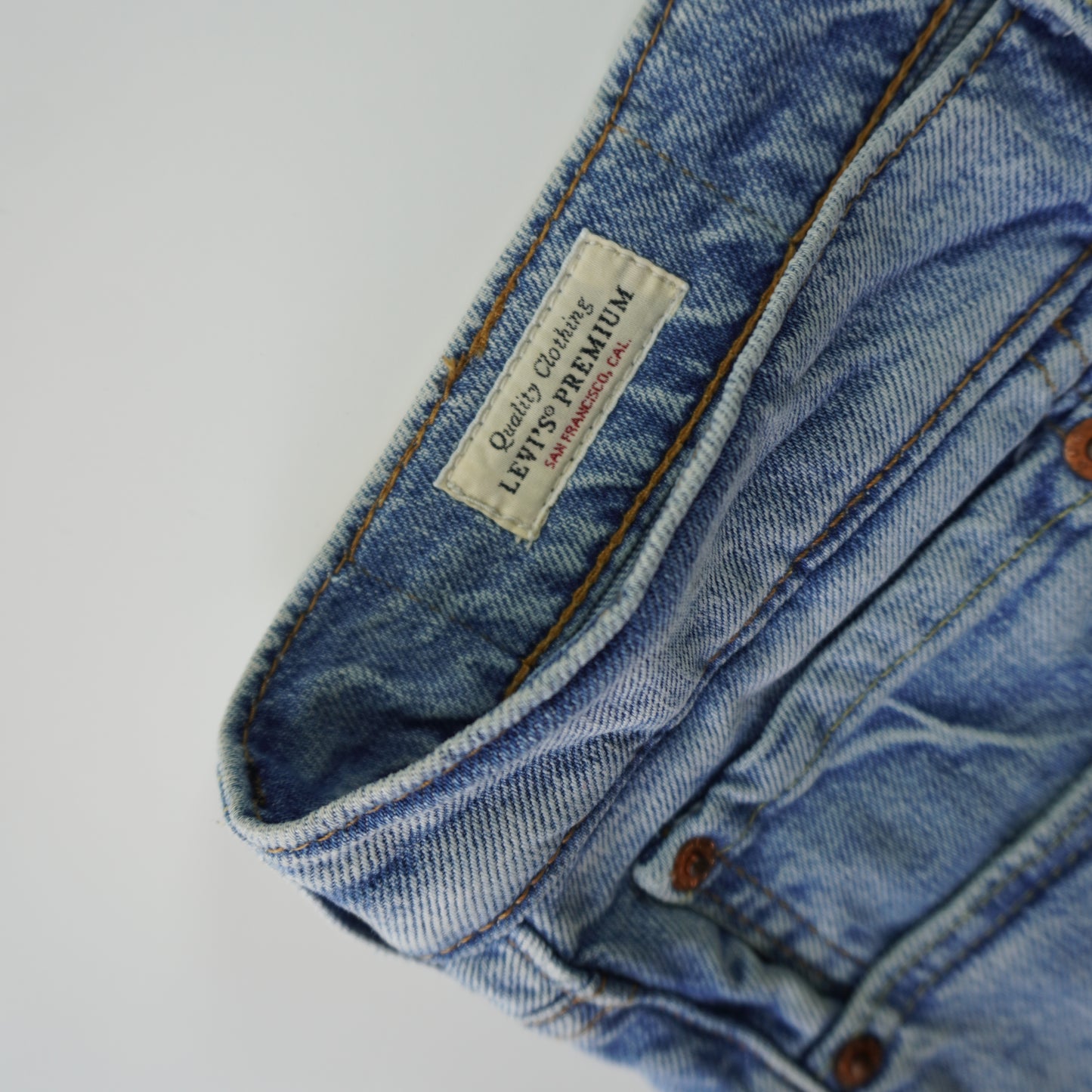 Thrifted – Jean Levi’s 510 Azul Talla 34 (CL 46) | Cintura 107 cm | Largo 47 cm | Talón 18 cm