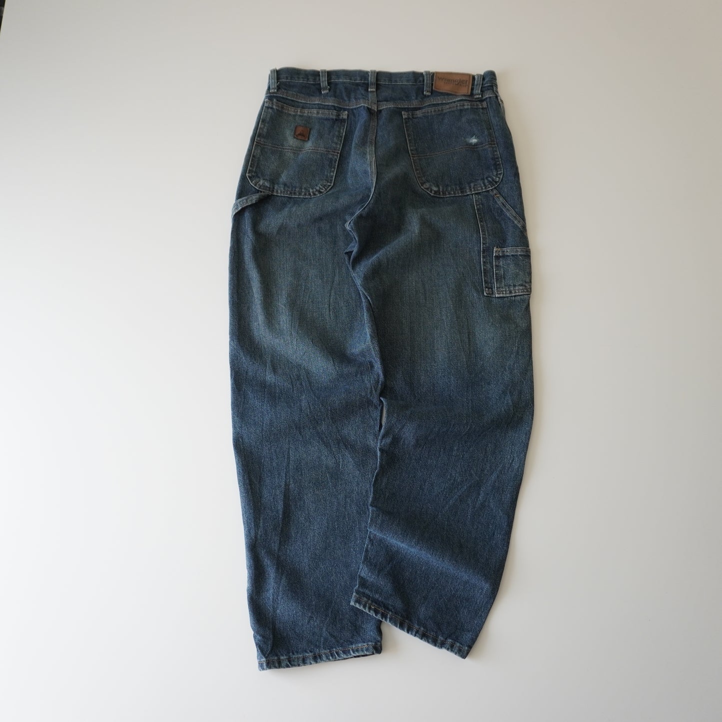 Thrifted – Jean Carpenter Azul Oscuro Wrangler Talla 36x32 USA | Cintura 48 cm | Largo 112 cm | Talón 20 cm