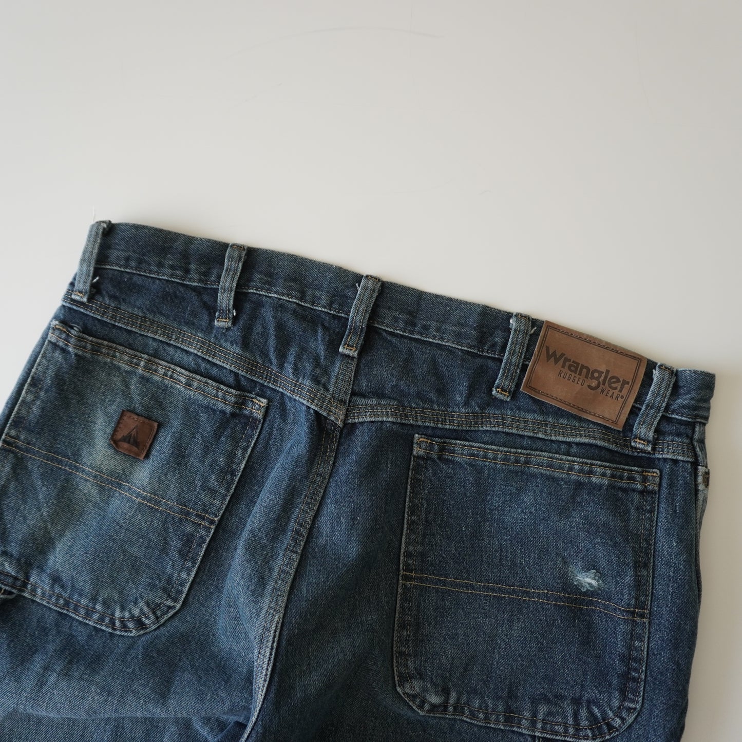 Thrifted – Jean Carpenter Azul Oscuro Wrangler Talla 36x32 USA | Cintura 48 cm | Largo 112 cm | Talón 20 cm