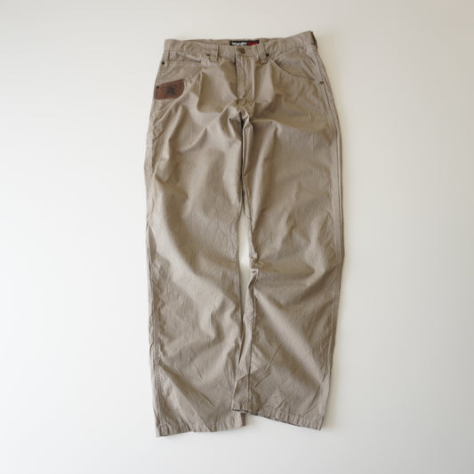 Thrifted – Jean Wrangler Riggs Workwear Cafe claro Talla 35x32 USA | Cintura 45 cm | Largo 108 cm | Talón 22 cm