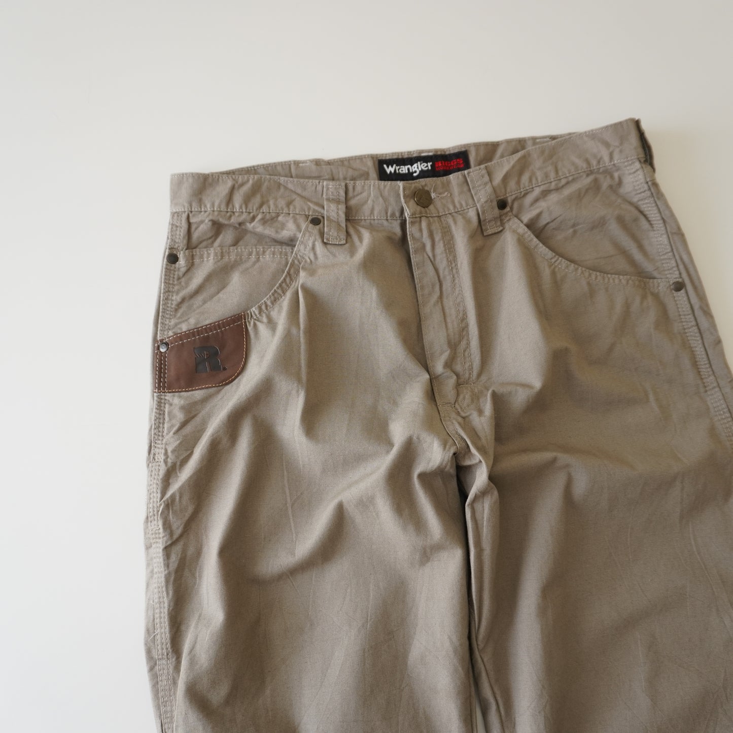 Thrifted – Jean Wrangler Riggs Workwear Cafe claro Talla 35x32 USA | Cintura 45 cm | Largo 108 cm | Talón 22 cm