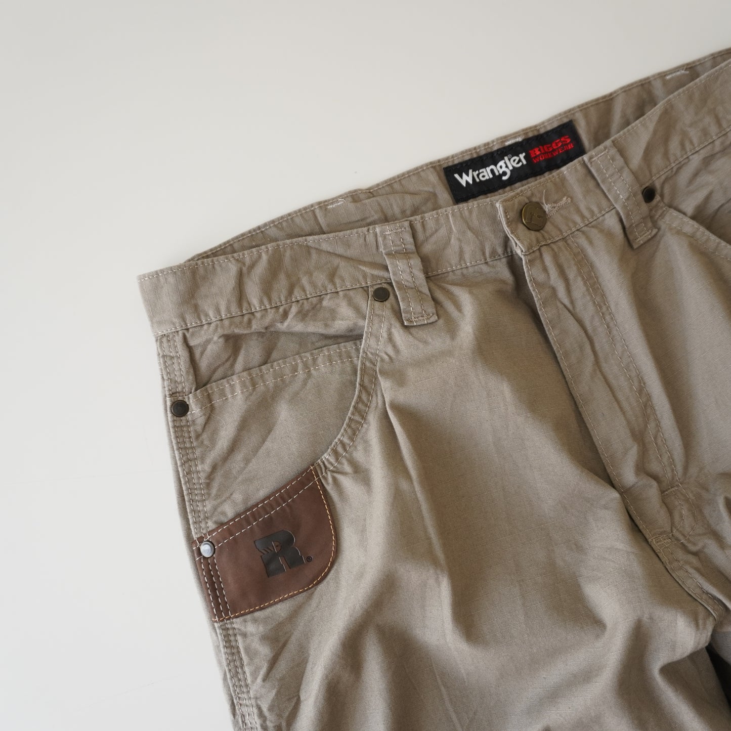 Thrifted – Jean Wrangler Riggs Workwear Cafe claro Talla 35x32 USA | Cintura 45 cm | Largo 108 cm | Talón 22 cm