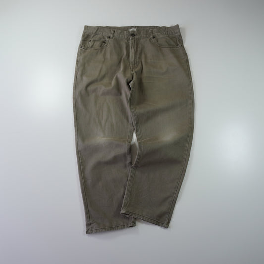 Thrifted – Jean Denver Hayes Relaxed Fit Café Talla 40x30 (CL 50/52) | Cintura 104 cm | Largo 52 cm | Talón 23 cm