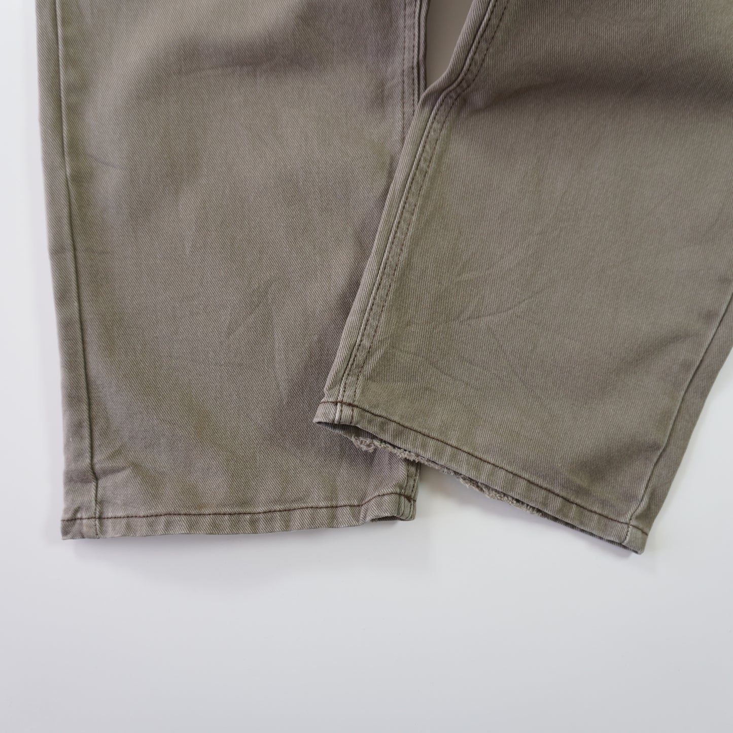 Thrifted – Jean Denver Hayes Relaxed Fit Café Talla 40x30 (CL 50/52) | Cintura 104 cm | Largo 52 cm | Talón 23 cm