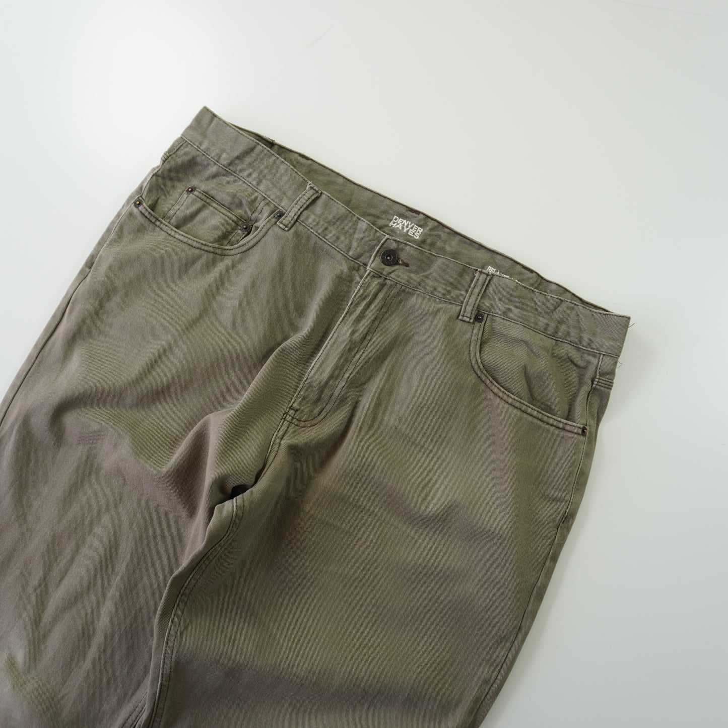 Thrifted – Jean Denver Hayes Relaxed Fit Café Talla 40x30 (CL 50/52) | Cintura 104 cm | Largo 52 cm | Talón 23 cm