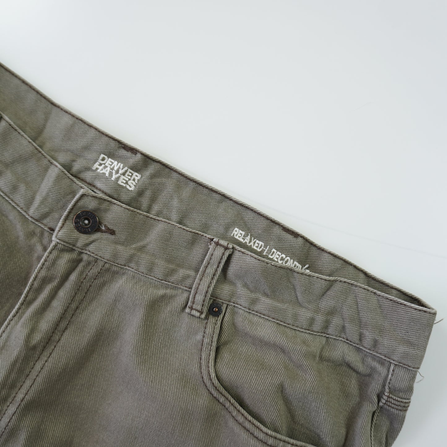 Thrifted – Jean Denver Hayes Relaxed Fit Café Talla 40x30 (CL 50/52) | Cintura 104 cm | Largo 52 cm | Talón 23 cm