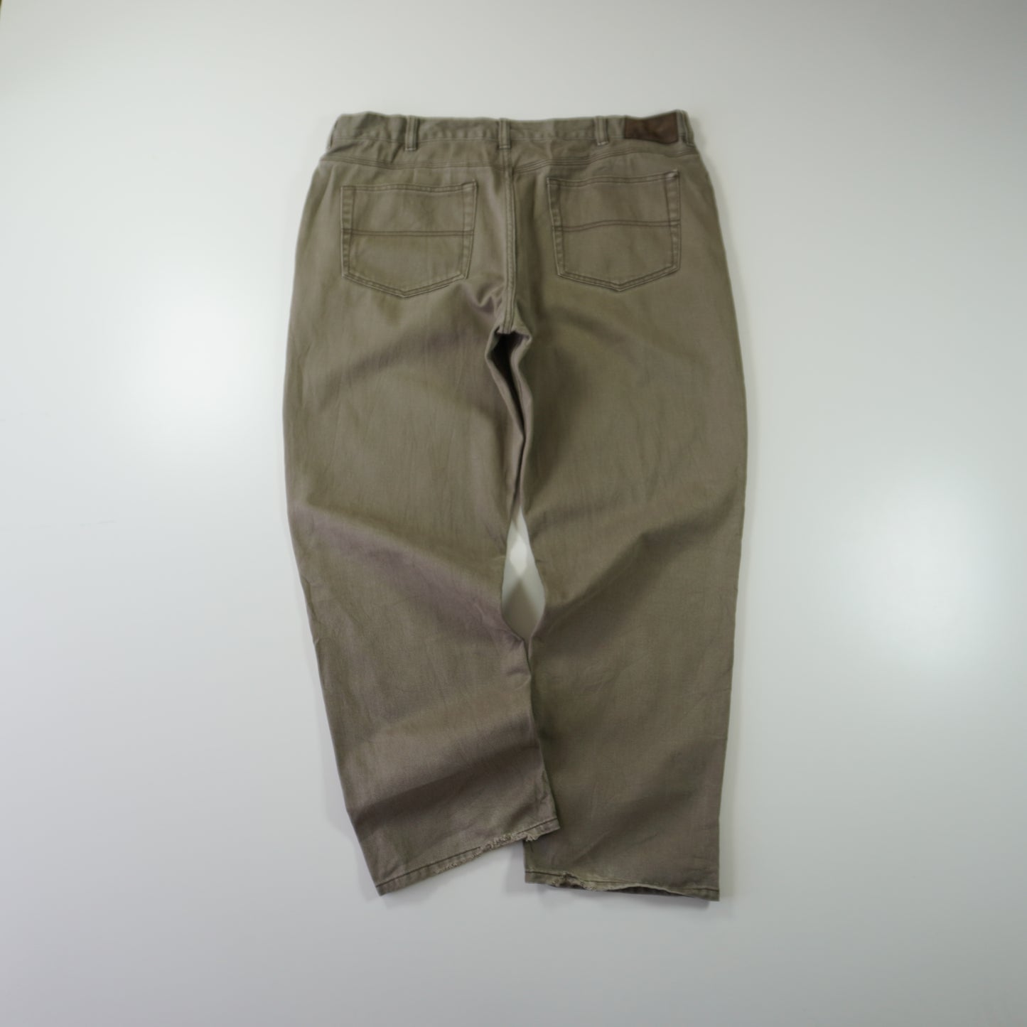 Thrifted – Jean Denver Hayes Relaxed Fit Café Talla 40x30 (CL 50/52) | Cintura 104 cm | Largo 52 cm | Talón 23 cm