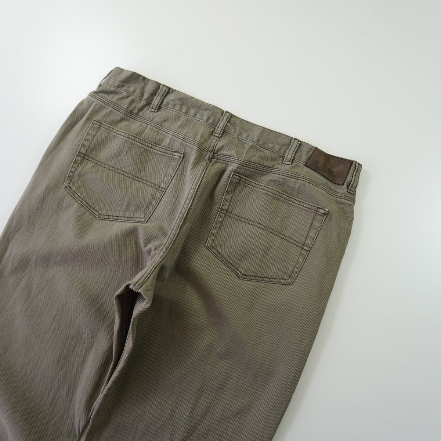 Thrifted – Jean Denver Hayes Relaxed Fit Café Talla 40x30 (CL 50/52) | Cintura 104 cm | Largo 52 cm | Talón 23 cm