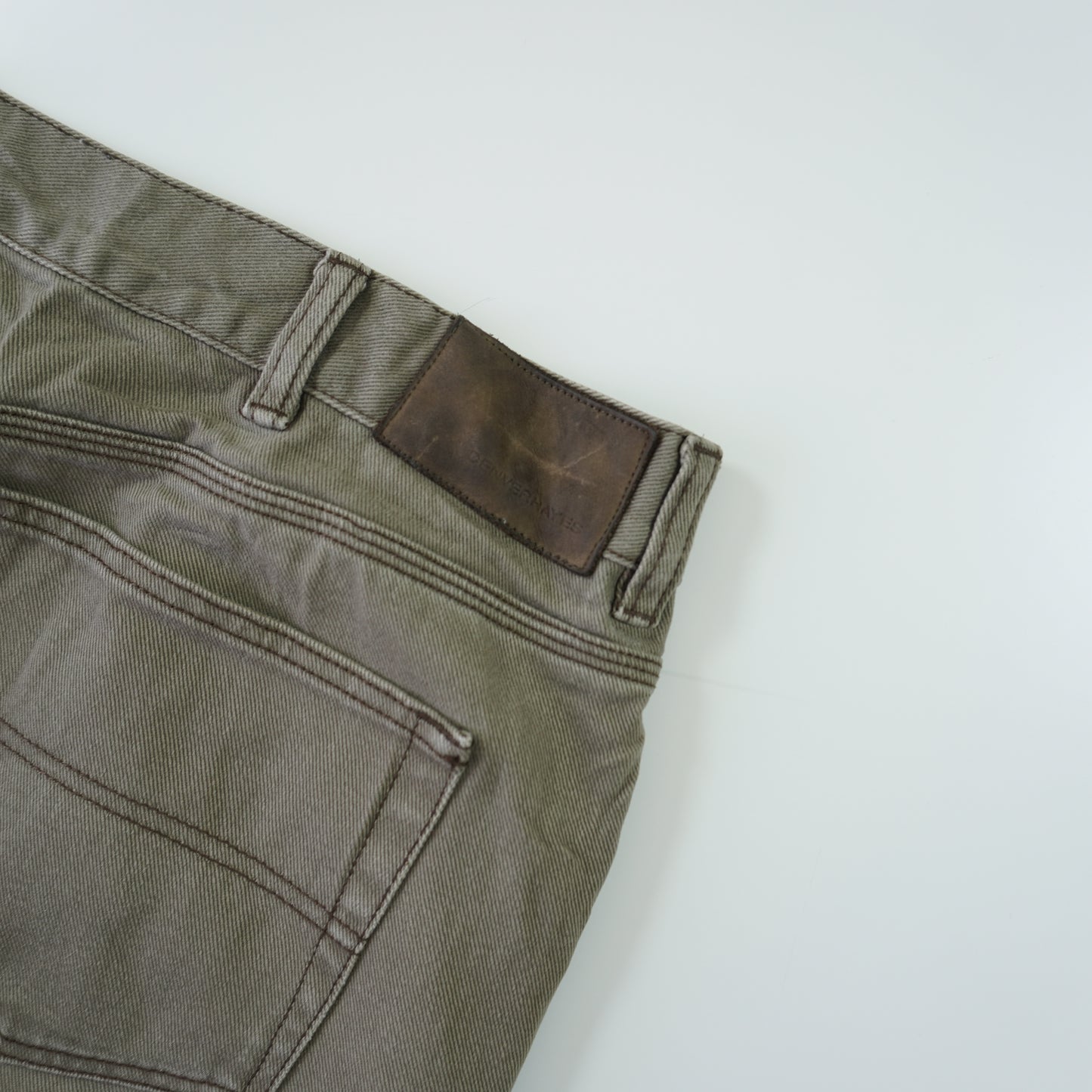 Thrifted – Jean Denver Hayes Relaxed Fit Café Talla 40x30 (CL 50/52) | Cintura 104 cm | Largo 52 cm | Talón 23 cm