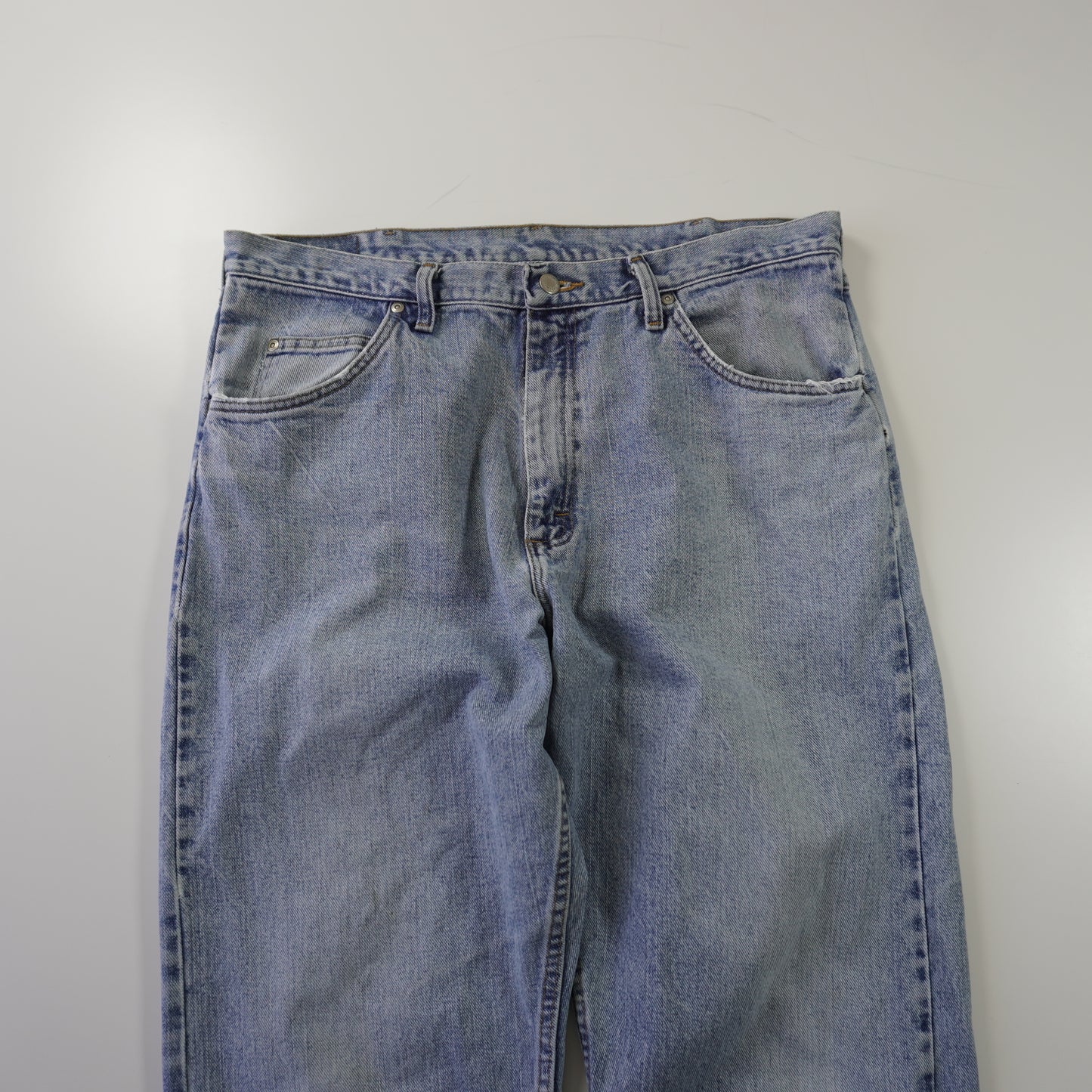 Thrifted – Jean Relaxed Fit Wrangler Azul Talla 36x32 (CL 44) | Cintura 109 cm | Largo 47 cm | Talón 22 cm