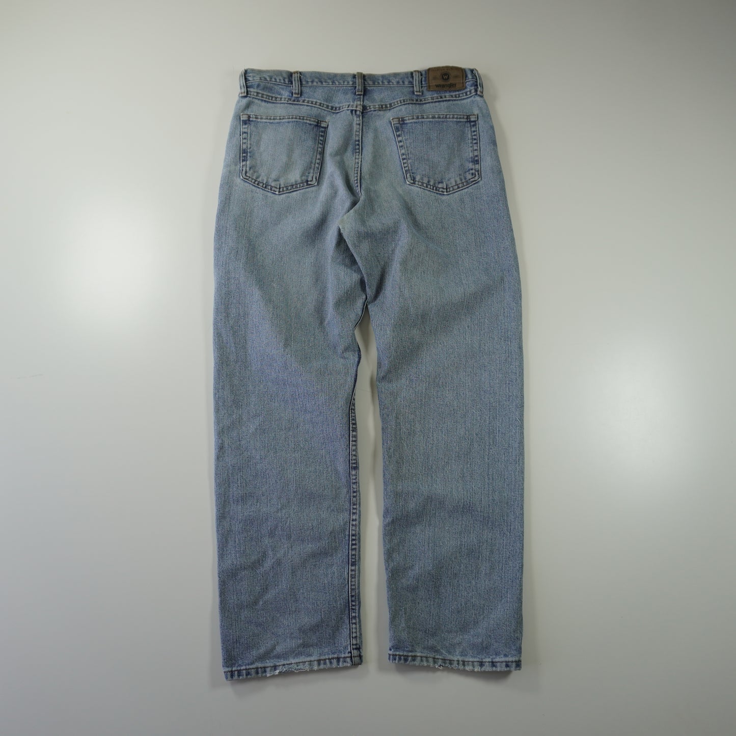 Thrifted – Jean Relaxed Fit Wrangler Azul Talla 36x32 (CL 44) | Cintura 109 cm | Largo 47 cm | Talón 22 cm