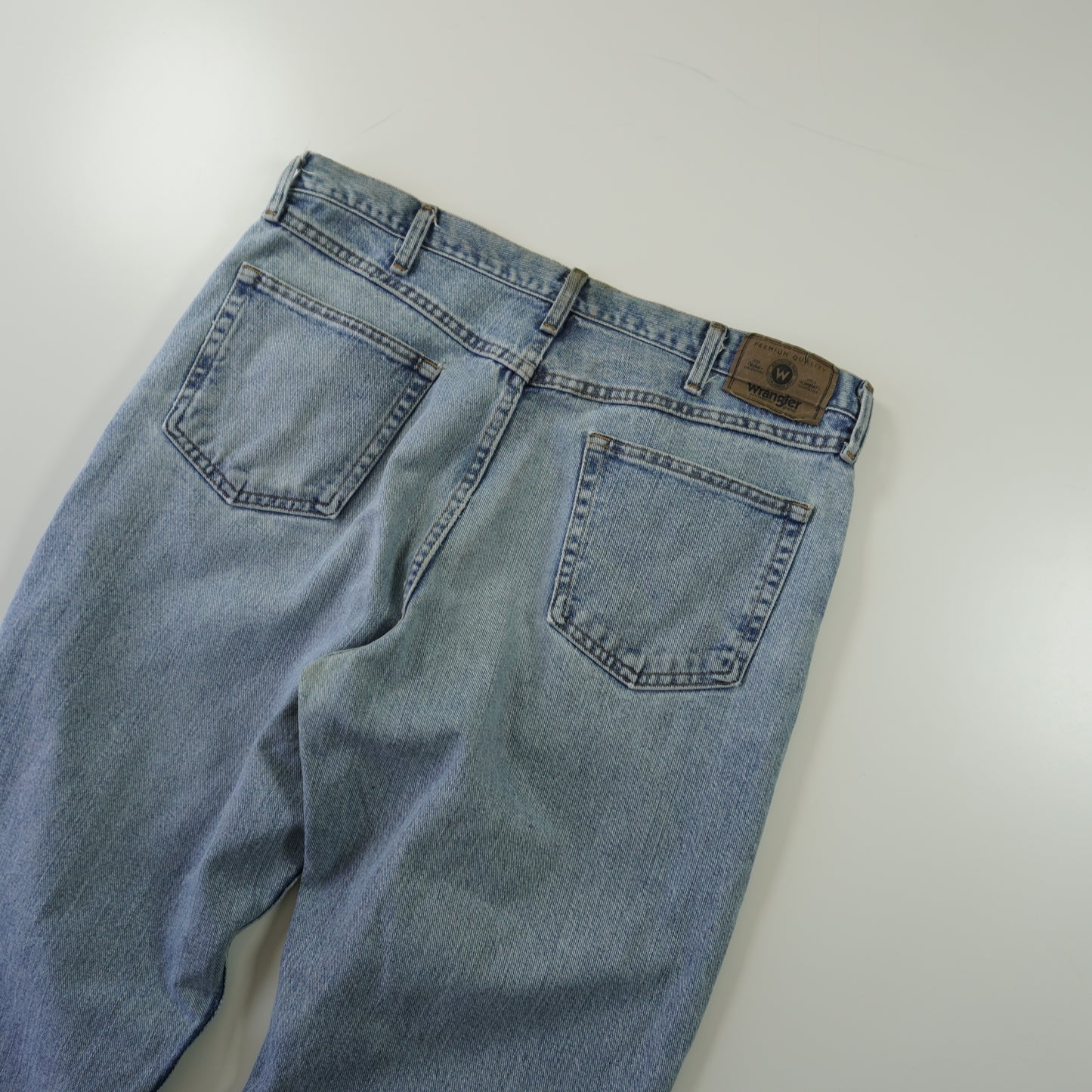 Thrifted – Jean Relaxed Fit Wrangler Azul Talla 36x32 (CL 44) | Cintura 109 cm | Largo 47 cm | Talón 22 cm