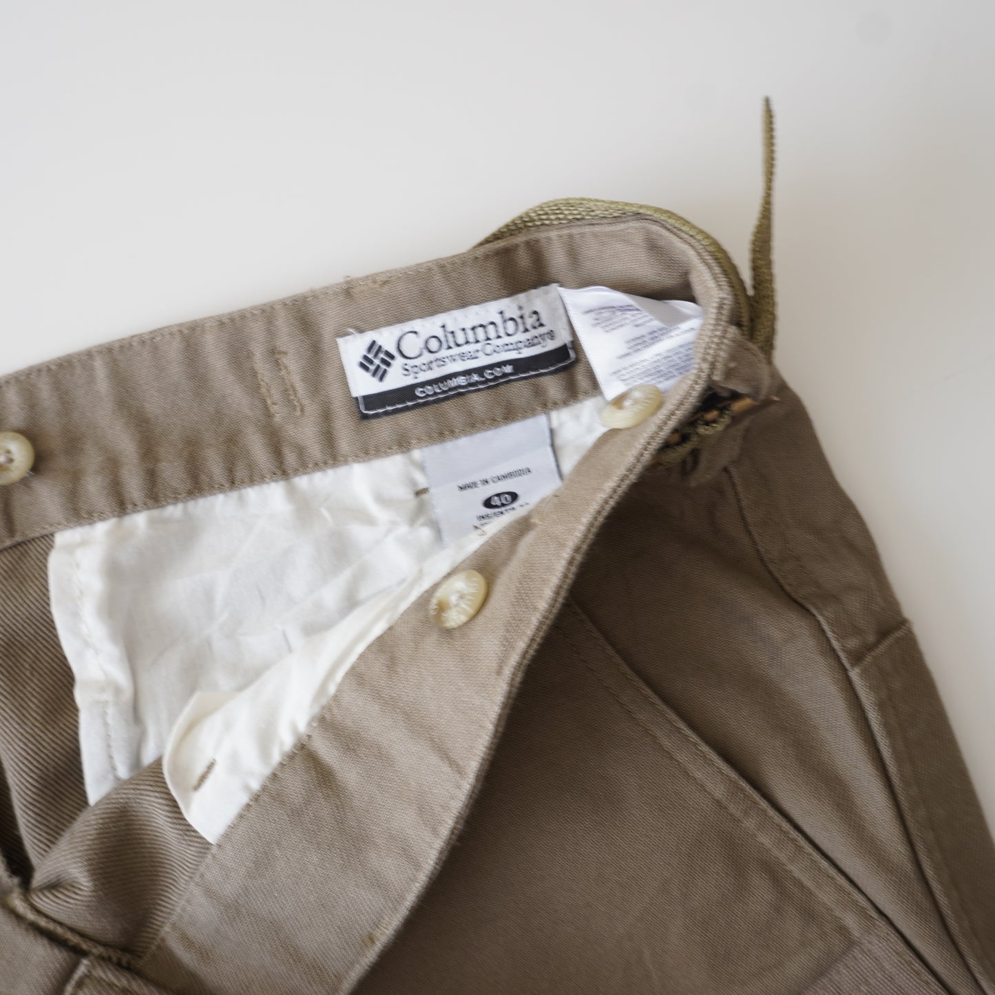 Thrifted – Pantalón Workwear Columbia Rodillas Reforzadas Talla 40 USA (CL 50–52 aprox.) | Cintura 52 cm (ajustable a 50 cm) | Largo 107 cm | Talón 25 cm
