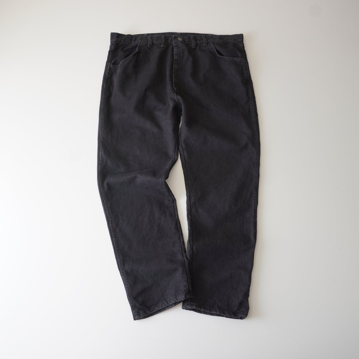 Thrifted – Jean Wrangler Negro Talla 44x30 USA (CL 56 aprox.) | Cintura 56 cm | Largo 113 cm | Talón 23 cm