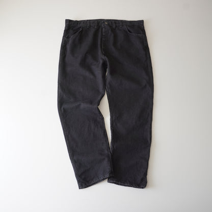 Thrifted – Jean Wrangler Negro Talla 44x30 USA (CL 56 aprox.) | Cintura 56 cm | Largo 113 cm | Talón 23 cm