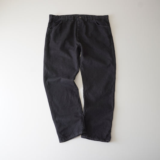 Thrifted – Jean Wrangler Negro Talla 44x30 USA (CL 56 aprox.) | Cintura 56 cm | Largo 113 cm | Talón 23 cm