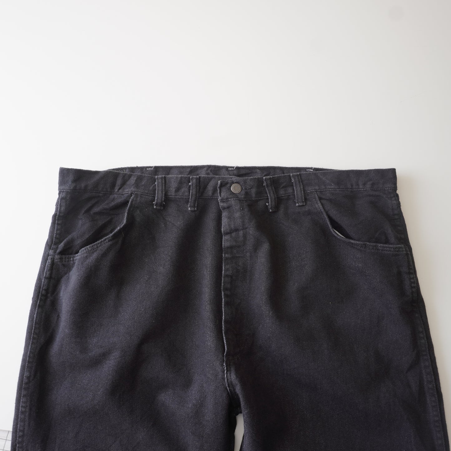 Thrifted – Jean Wrangler Negro Talla 44x30 USA (CL 56 aprox.) | Cintura 56 cm | Largo 113 cm | Talón 23 cm