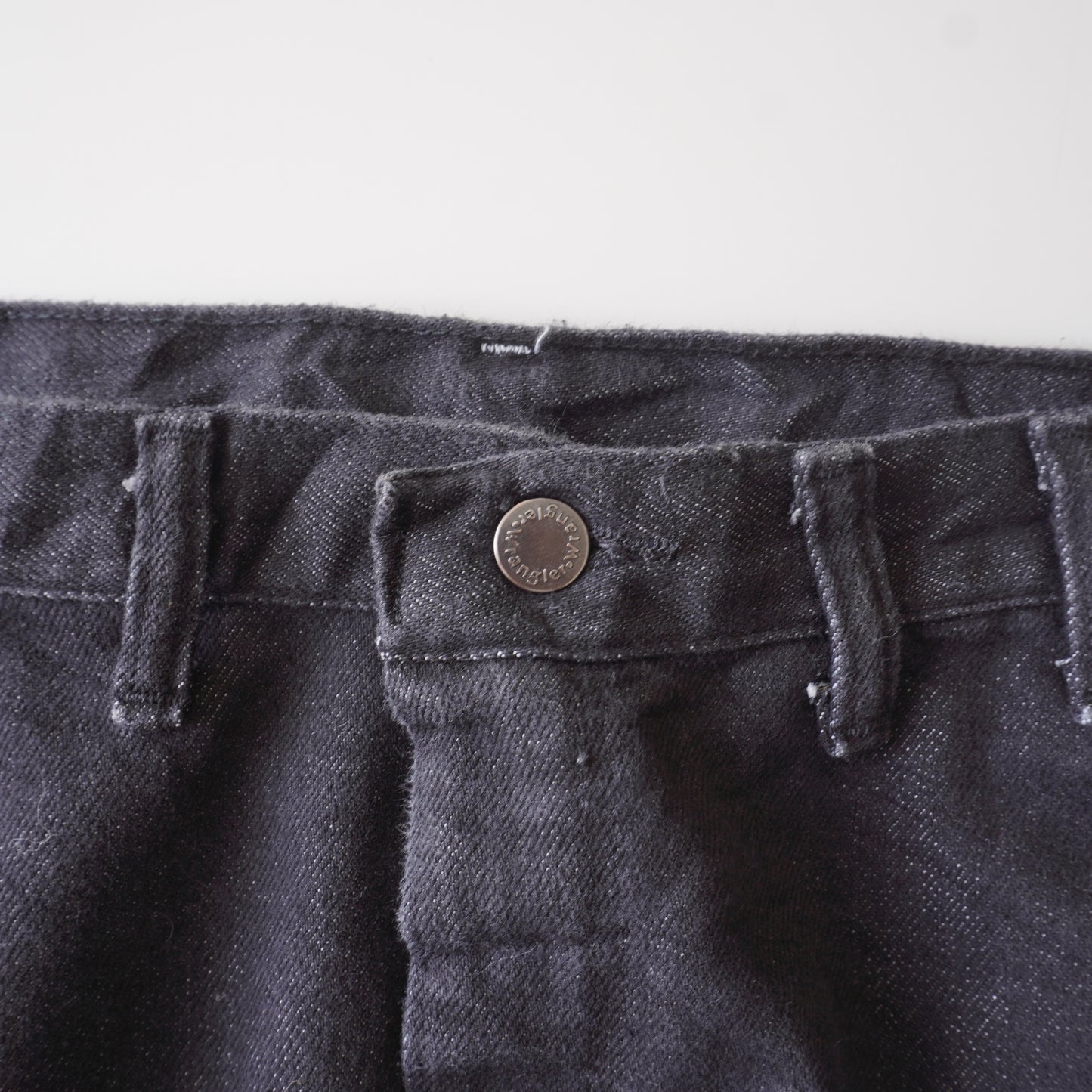 Thrifted – Jean Wrangler Negro Talla 44x30 USA (CL 56 aprox.) | Cintura 56 cm | Largo 113 cm | Talón 23 cm