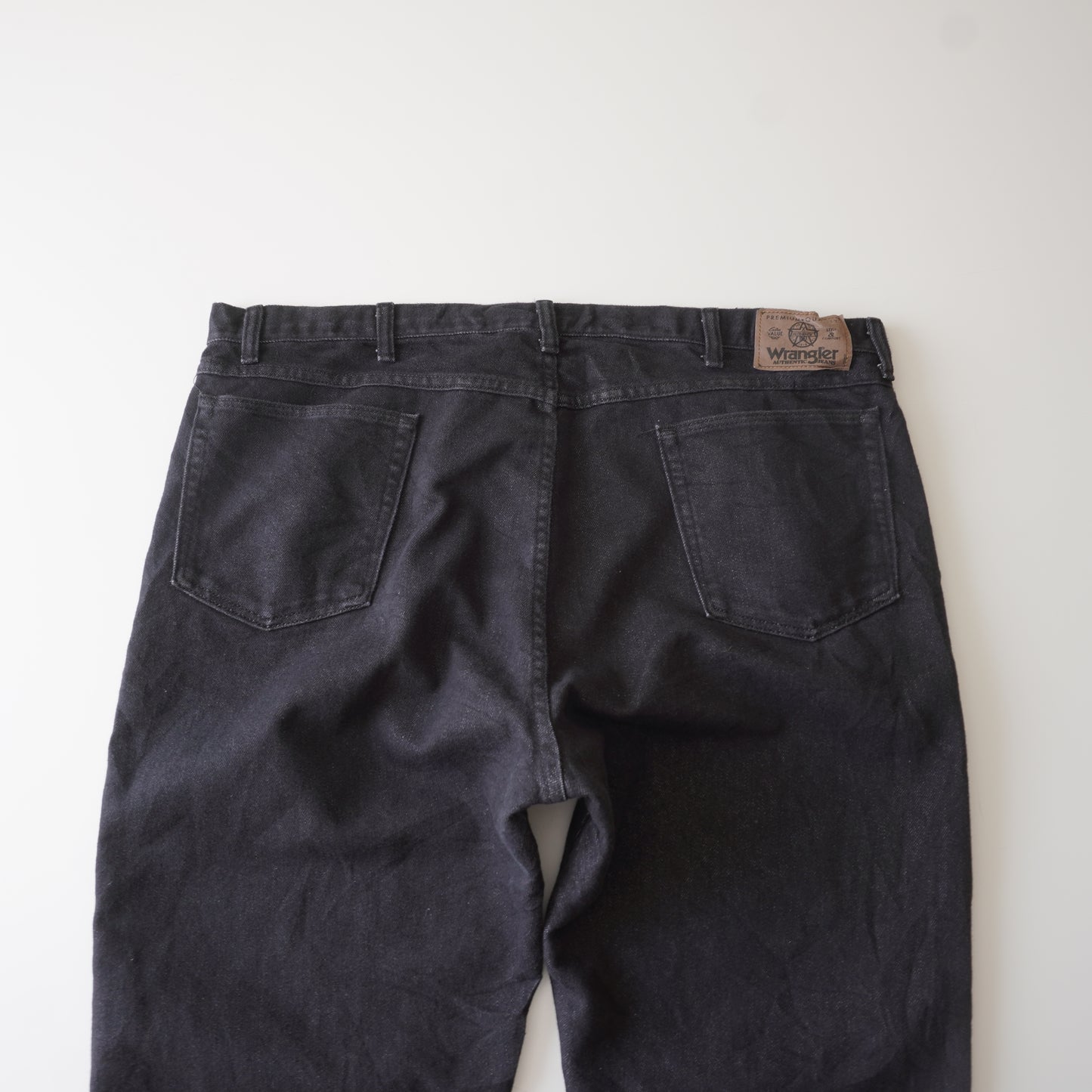 Thrifted – Jean Wrangler Negro Talla 44x30 USA (CL 56 aprox.) | Cintura 56 cm | Largo 113 cm | Talón 23 cm