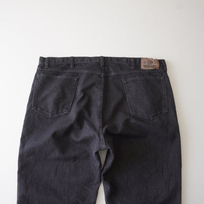 Thrifted – Jean Wrangler Negro Talla 44x30 USA (CL 56 aprox.) | Cintura 56 cm | Largo 113 cm | Talón 23 cm