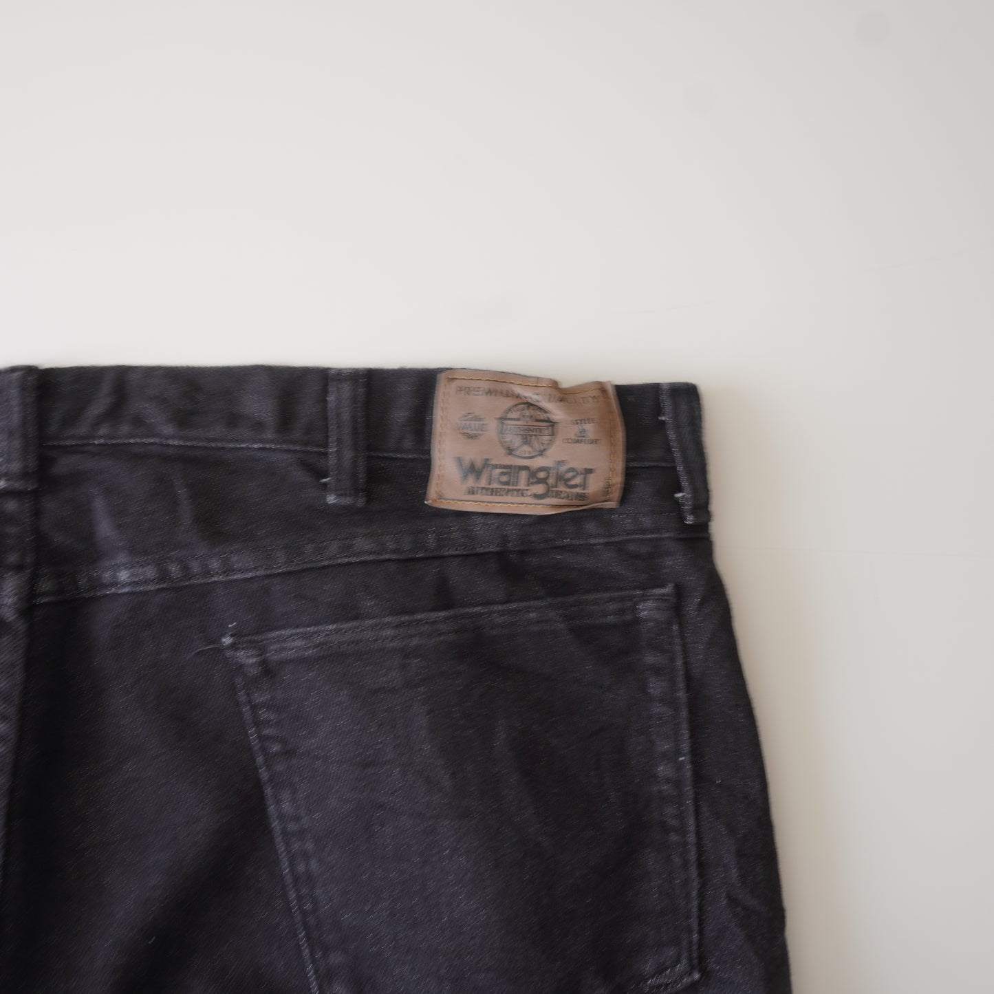 Thrifted – Jean Wrangler Negro Talla 44x30 USA (CL 56 aprox.) | Cintura 56 cm | Largo 113 cm | Talón 23 cm