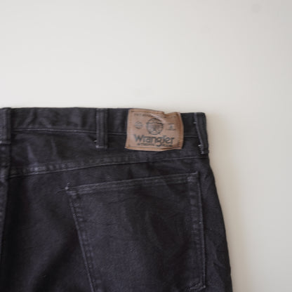 Thrifted – Jean Wrangler Negro Talla 44x30 USA (CL 56 aprox.) | Cintura 56 cm | Largo 113 cm | Talón 23 cm