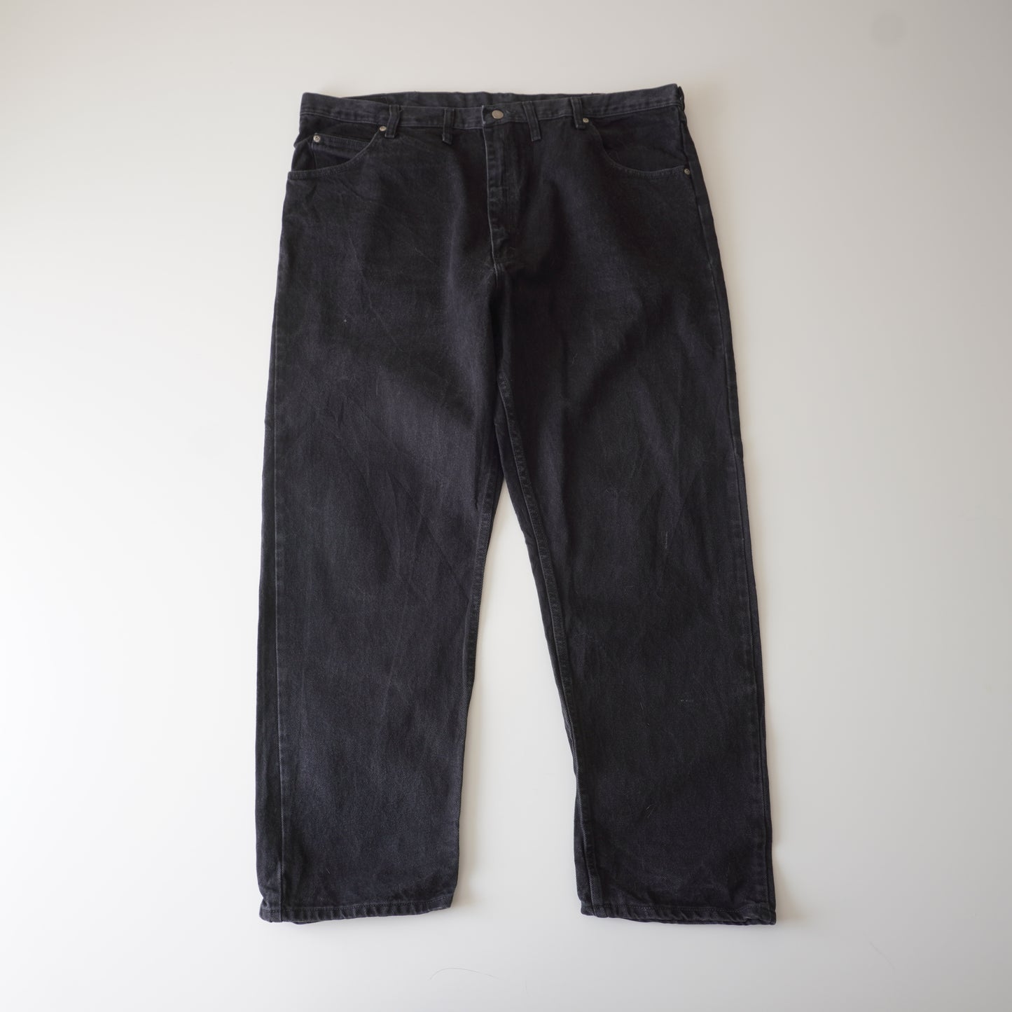 Thrifted – Jean Wrangler Negro Talla 44x30 USA (CL 56 aprox.) | Cintura 57 cm | Largo 114 cm | Talón 23 cm