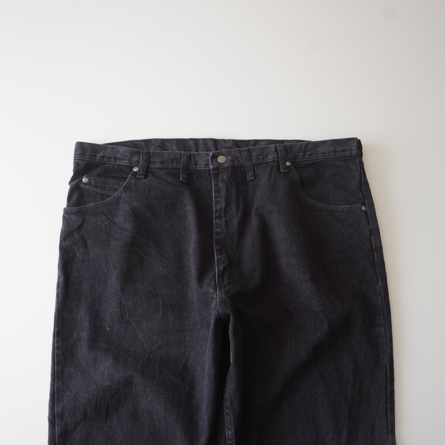 Thrifted – Jean Wrangler Negro Talla 44x30 USA (CL 56 aprox.) | Cintura 57 cm | Largo 114 cm | Talón 23 cm