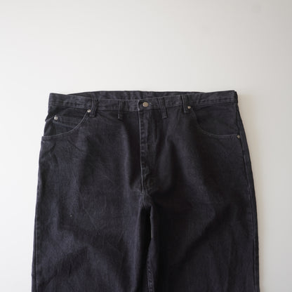 Thrifted – Jean Wrangler Negro Talla 44x30 USA (CL 56 aprox.) | Cintura 57 cm | Largo 114 cm | Talón 23 cm