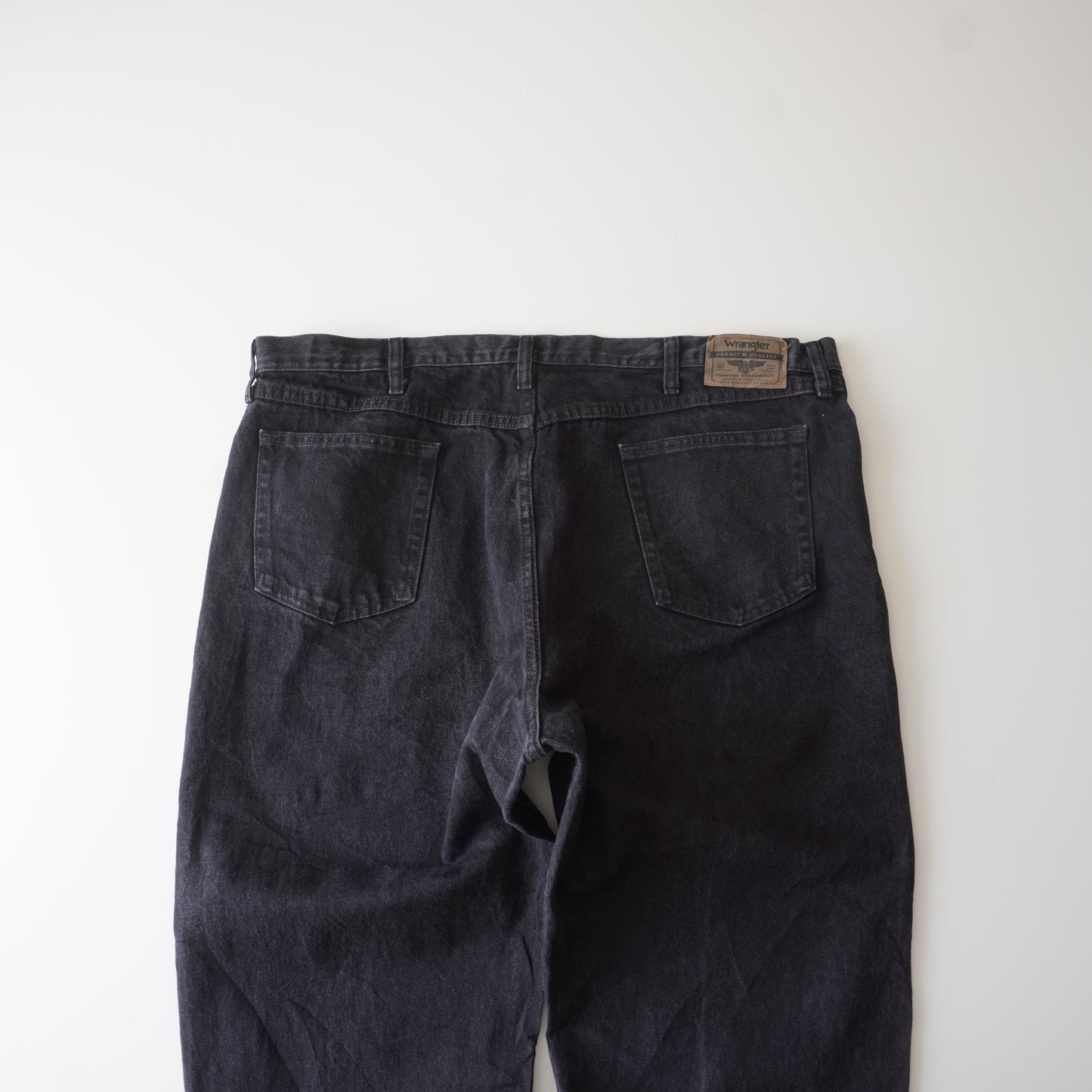 Thrifted – Jean Wrangler Negro Talla 44x30 USA (CL 56 aprox.) | Cintura 57 cm | Largo 114 cm | Talón 23 cm