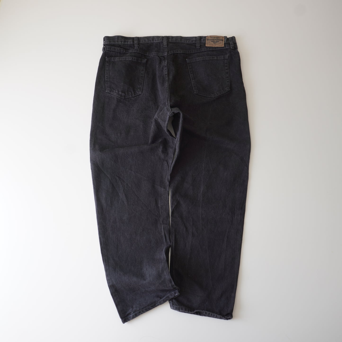 Thrifted – Jean Wrangler Negro Talla 44x30 USA (CL 56 aprox.) | Cintura 57 cm | Largo 114 cm | Talón 23 cm