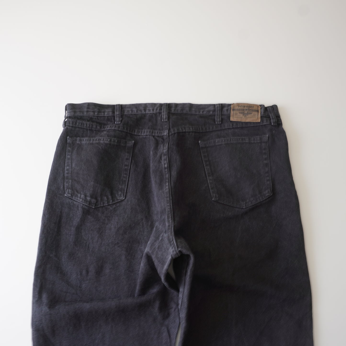 Thrifted – Jean Wrangler Negro Talla 44x30 USA (CL 56 aprox.) | Cintura 57 cm | Largo 114 cm | Talón 23 cm