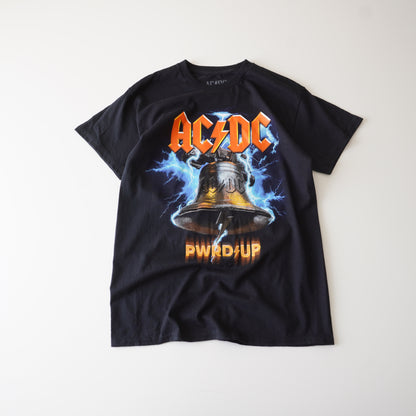 Thrifted – Polera Banda AC/DC Talla M | Largo 72 cm | Ancho 48 cm