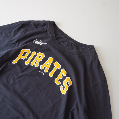 Thrifted – Polera Nike Pittsburgh Pirates Talla XXL | Largo 73 cm | Ancho 65 cm