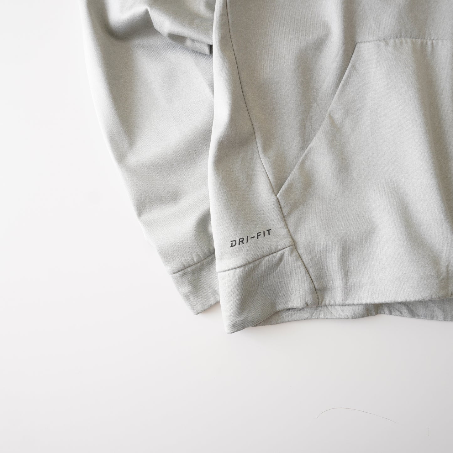 Thrifted – Polerón Nike Dri-Fit Negra Talla M | Ancho 55 cm | Largo 69 cm