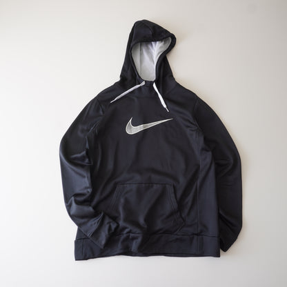 Thrifted – Polerón Negro NIKE Dryfit Talla M | Ancho 53 cm | Largo 66 cm