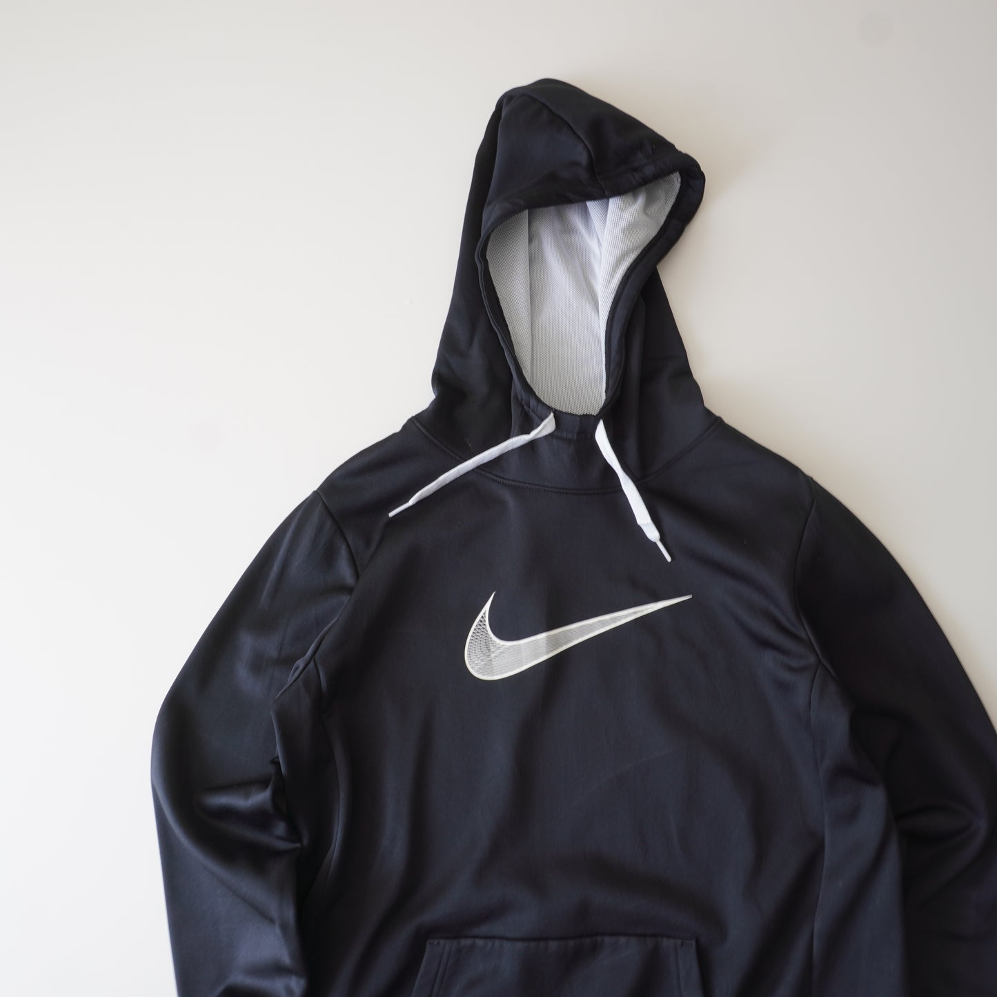 Thrifted – Polerón Negro NIKE Dryfit Talla M | Ancho 53 cm | Largo 66 cm