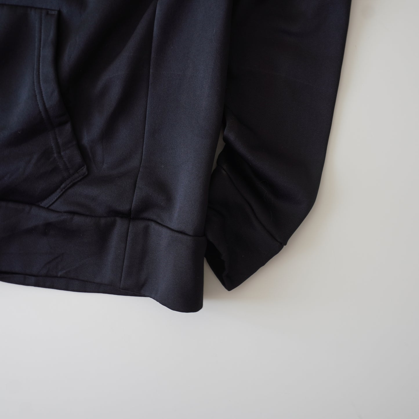 Thrifted – Polerón Negro NIKE Dryfit Talla M | Ancho 53 cm | Largo 66 cm