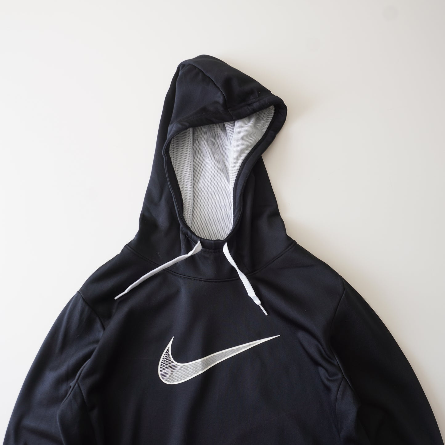 Thrifted – Polerón Negro NIKE Dryfit Talla M | Ancho 53 cm | Largo 66 cm