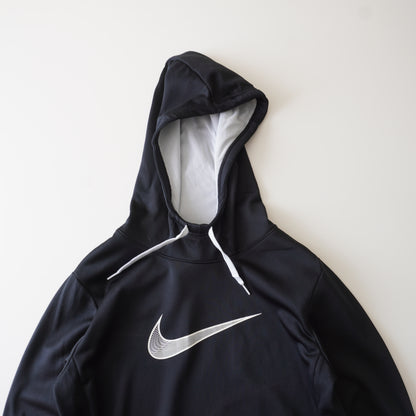 Thrifted – Polerón Negro NIKE Dryfit Talla M | Ancho 53 cm | Largo 66 cm